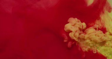 Renkli duman dokusu. Suyu boya. Bulanık kırmızı kırmızı duman sıçrama egzoz parlatıcı sıvısı soyut arkaplanda yayılıyor..