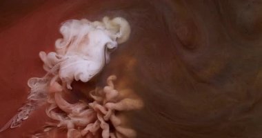 Sis dokusu. Mürekkep suyu. Bulanık pembe beyaz renkli duman dalgası soyut koyu siyah arkaplanda yayılan parlak parçacıklar..