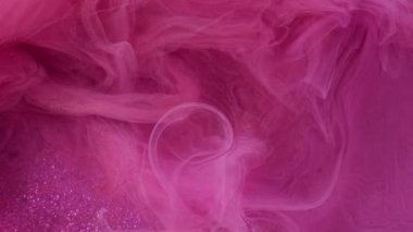 Sis bulutu. Görüntü arka planda parıldıyor. Soyut sanat ışığı üzerinde sönük pembe renkli parlayan duman boyası mürekkep deseni sisi yüzüyor.