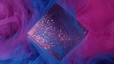 Sanat dekorasyonu. Karışık mürekkep. Parlak mavi mor renkli akış duman kübü bulut boyası soyut ışıldayan arka planda yüzer..