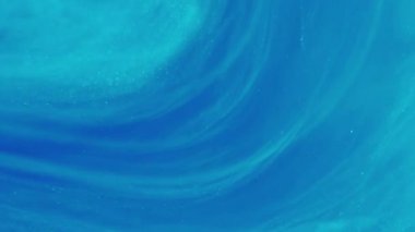 Parlak resim. Parıltı yanıp sönüyor. Odaklanamayan parlak mavi, soyut modern sanat arka planına mürekkep buharı, duman bulutu, girdap dalgası serpti..