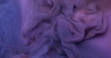Bulut dalgası. Boya karışımı. Odaklanmamış mor renkli su dokusu akrilik kimyasal buhar sıvısı soyut sanat arka planında uçuyor..