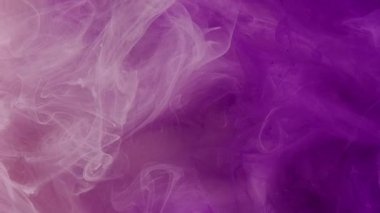 Sis akışı. Su karışımı boya. Odaklanmamış mor mavi renk gradyan buhar sıçrama dalgası hareket soyut sanat arkaplanını ortaya çıkarıyor.