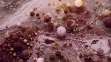 Akrilik kütle. Mermer baloncuklar. Kahverengi altın parıltılı boya. Hipnotik karışım. Yağ rengi pigmenti çıkarılmış soyut arkaplanı patlatıyor.