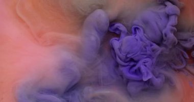 Boya sıçraması. Sigara arkaplanı. Odaklanmamış mor turuncu, pembe, nemli, dumanlı, parlayan parçacıklar sanatsal soyutlama üzerinde uçuyor..