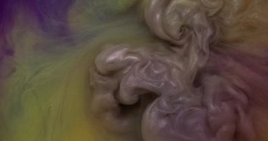 Parlak bir geçmişi var. Soyut boya. Akrilik su parıltısında çözünmüş mor renk pigmenti yaratıcı sanata sıçrar..