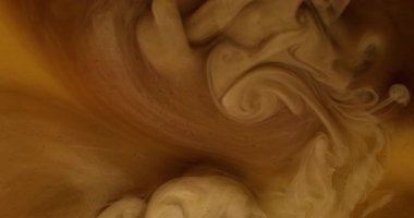 Dönen pigment. Sis dokusu. Akrilik su kimyasal damlasında çözünmüş sarı renkli mürekkep soyut koyu siyah arkaplana yayılıyor.