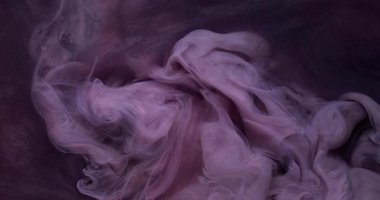 Renk buharı. Bulut mürekkebi. Odaklanmamış mor simli su egzozu, sanatın parlak dokusu, soyut, karanlık, siyah arka plan..