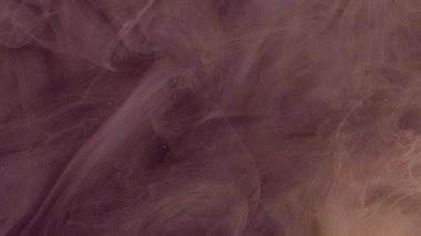 Köpüklü duman. Mürekkep fırıldağı. Odaklanmamış mor beyaz çok renkli duman bulutlu parlak sıçrama desenli boya soyut sanat ışığı arka planında yüzüyor..