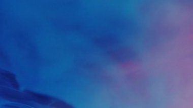 Su sıçramasını boya. Mürekkep damlası. Mavi renk sıvı boya lekesi sıvı akış dumanı ışık soyut sanat arka planına yayılıyor.