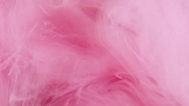 Mürekkep suyu girdabı. Duman dokusu. Odaklanmamış pastel pembe renkli sis, su altında yüzen dalga, soyut sanat arkaplanı..