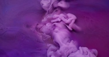 Su altı patlaması. Dönen mürekkep. Soyut ıslak arkaplanda yüzen mor renkli su akrilik sim dokusu.