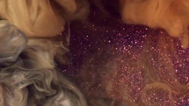 Köpüklü duman. Parıldayan boya sisi. Odaklanmamış altın bronz renkli mürekkep dokusu mor soyut sanat arka planında süzülen sis..