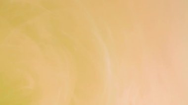 Sis akışı. Dönme dolap. Odaklanamayan parlak şeftali rengi, turuncu boya, mürekkep buharı, soyut sanat arka planında hareket ediyor..