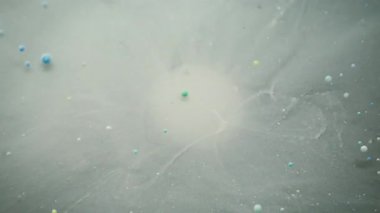 Pigment patlaması. Renk patlaması. Beyaz mürekkep damlası sisli siyah su yüzeyine yayılıyor yağ jeli baloncukları. Sanat açıcı soyut arkaplan.
