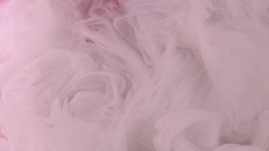 Sıvı patlaması. Duman karışımı. Odaklanmamış pastel pembe renkler sıçrayan boya mürekkep deseni sisi mor parıldayan soyut sanat ışığı arka planında yüzüyor..