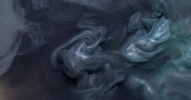 Parıldayan sis. Köpüklü duman. Soyut koyu siyah arkaplanda dönen su akrilik bulutunda çözünmüş mavi mor renk boya.