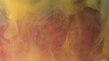 Yanık karışımı. Boya suyu. Parlak sarı renkli akış, kıvrımlı akrilik buhar bulutu parıldayan soyut sanat arka planında yüzüyor..