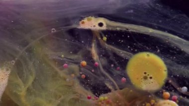 Boya sıvısı. Pigment kabarcığı. Duman mermer renkli mürekkep damlaları karanlık su soyut arka planında yüzer. Dalgalı yaratıcı yağ karışımı.