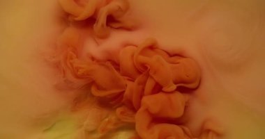 Mürekkep su sıçratır. Akışkan bulut. Odaklanmamış turuncu renkli kimyasal karışım sıvısı soyut ıslak arka planda yayılıyor..