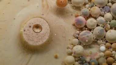 Mürekkep çözülüyor. Yağ damlası. Kalın kremalı, akrilik mürekkepli, bej köpüklü sanat sıvısı. Serpinti karıştırma pigmenti köpük çözünmüş soyut arkaplan.