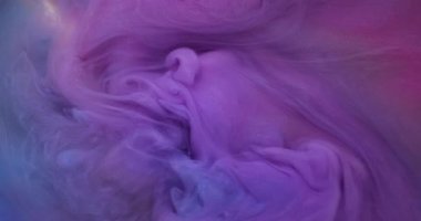 Boya damlası. Atmosferik duman. Odaklanmamış mor renk bulut dokusu su parlak akrilik dalga soyut sanat arka planında yüzüyor.