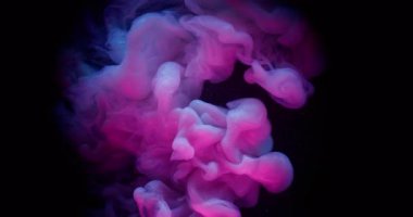 Parlak duman. Pigment akışı. Gece arkaplanında pembe mor boya patlaması. Renkli, odaksız, soyut, siyah çerçeveli, ışıl ışıl bir sis..