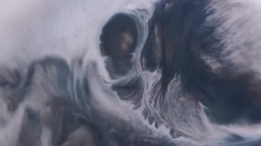 Mürekkep karışımı. Sanat patlaması. Gri, kirli, siyah, diş minesi boya spreyi. Soyut ıslak yüzey lekesi yayılmış sızıntı odaklanmış kaplama arka planı.