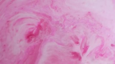 Parlak karışım. Parıltı seli. Parlak pembe metal tozları parlatıcı sıvının içinde. Sanat dekoratif tuhaf akış lüksü soyut bir arkaplanı ateşliyor.