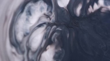 Damla yayılıyor. Grunge patlaması. Sıvı sanat volkanı mor siyah mavi emülsiyon diş minesi mermer mermer kaplama açıcı döker.