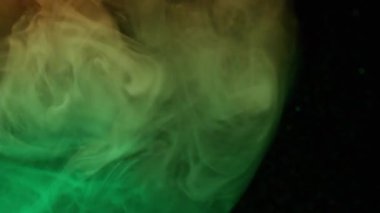 Sanat bulanıklığı. Mistik akış. Duman mürekkebi patlaması pırıl pırıl parlayan yüzeye yayılan kıvrımlar siyah soyut parlak bulanık su arkaplanı.