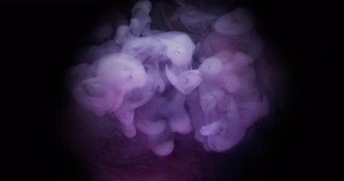 Sis boyası. Odaklanamayan akış. Siyah yuvarlak çerçevede renk buharı karışımı. Mor menekşe boya, köpüren su soyut arkaplan.