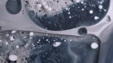 Sanat sıvısı. Kabarcık emülsiyonu. Pis pigment parçacıkları grunge suyunda yüzüyor. Mor siyah mürekkep damlası patlaması karışık bulanık arkaplan.