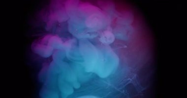 Duman patlaması. Boya akışı. Mor arkaplanda mavi pembe sıvı sis dalgası spreyi. Renkli neon rengi soyut pigment karışımı siyah bulanık çerçeve üfle.