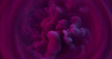 Duman girdabı. Boya buharı. Pembe mor buhar pigmenti daire çerçevesi arka planına dökülüyor. Soyut sanat sıvısı. Odaklanmış su sıçraması..