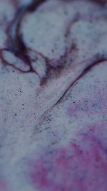 Dikey video. Sıvı mürekkep. Taşma girdabı. Artistik kaotik karışımı pembe beyaz mermer dokusu grunge tarzında. Taş zemin dalgalı deformasyon sanatsal emülsiyon kıvrımları.