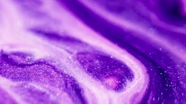 Parıldayan karışım. Parlak sıvı karışımı. Odaklanmamış mor beyaz renk ışıl ışıl desen sıvı sıçrama hareketi soyut sanat arka planı.