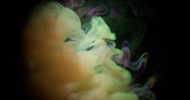 Hipnoz sıvısı. Renkli sis. Siyah, pırıl pırıl arka planda bir bulut girdabı. Gökkuşağı mürekkebi karışımı, parlayan, parlayan, odaklanmış sıvı..