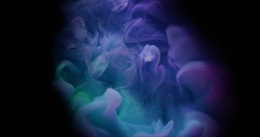 Buhar karışımı. Mürekkep dalgası. Mor mavi duman püskürtücü patlama sanat sıvısında renk karışımı. Siyah çerçeve soyutlanmış arkaplan.