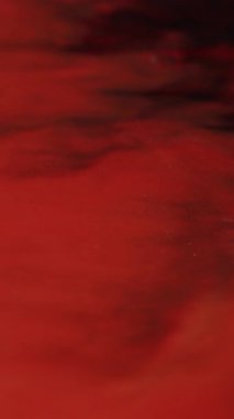 Dikey video. Sıvı mermer. Kırmızı akış. Dalgalı fantezi mürekkepli parlak yüzen dokular. Boya karışımı kan rengi bozulması.