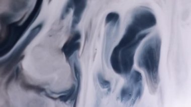 Boya yayılır. Sanat dalgası. Kirli beyaz sıvı yüzeyden fışkıran gri mavi pigment. Odaklanamayan grunge şekilsiz nokta nemi soyut arkaplan.