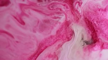Fantezi sıvısı. Boya karışımı. Işıl ışıl pembe mermer sıvı genişleme ıslak soyut arka plan yüzeyi. Parıldayan odaklanmış ciladan emülsiyon.