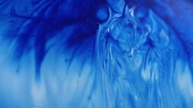 Pigment karışımı. Boya akışı. Mavi mermer genişleme sıvı yüzeyi. Odaklanmamış kabarcık sıçraması beyaz ıslak soyut arkaplan üzerine yayılır.