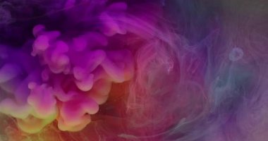 Hipnoz sıvısı. Renkli sis. Sanat eserlerinin arka planında parlak mor bir bulut girdabı var. Asit damlası karışımı parlaklığı çözünmüş sıvı.