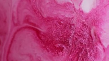 Canlı bir sıvı. Mürekkep arkaplanı. Pembe, beyaz, akrilik, jel parlatıcı, hipnotik, mistik, soyut, bulanık bir doku karışımı..