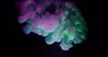 Duman patlaması. Boya akışı. Işıldayan arka planda yeşil mor sıvı sis dalgası spreyi. Renkli soyut pigment karışımı esinti siyah bulanık çerçeve.