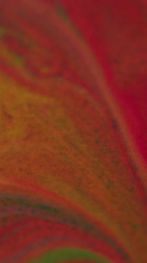 Dikey video. Renkli taşkınlık. Parıltı dalgası. Mermer efektli boya sıvısı. Farklı kontrastlı gölgelerin ışıl ışıl diş mineleri geniş mürekkep akışını karıştırır.