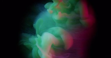 Duman patlaması. Haze girdabı. Kozmik soyut sıvıda renkli neon akış mürekkebi. Fantezi bulanıklığı siyah arkaplanda yeşil damla karışımı.