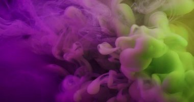 Sis fırtınası. Dumanı karıştır. Mor yeşil boya sıvıya dökülüyor. Sanat karışımı renk girdabı patlaması soyut akış odaklanmamış arkaplan.