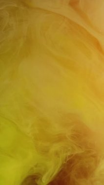 Dikey video. Su karışımı boya. Duman bulutu. Sarı kırmızı renk, yüzen desen, sisli dalga girdabı, hareket soyut arkaplan yayıyor..